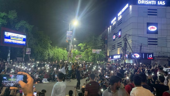 દિલ્હીમાં દૃષ્ટિ IAS કોચિંગ સેન્ટરની બહાર વિરોધ પ્રદર્શન