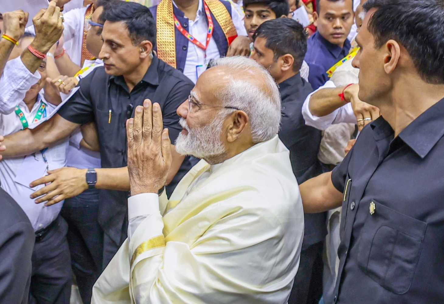 PM મોદીનો ડબલ રોલ, શહીદના પરિવારને સાંત્વના, ઉભરતા ક્રિકેટરને પ્રોત્સાહન