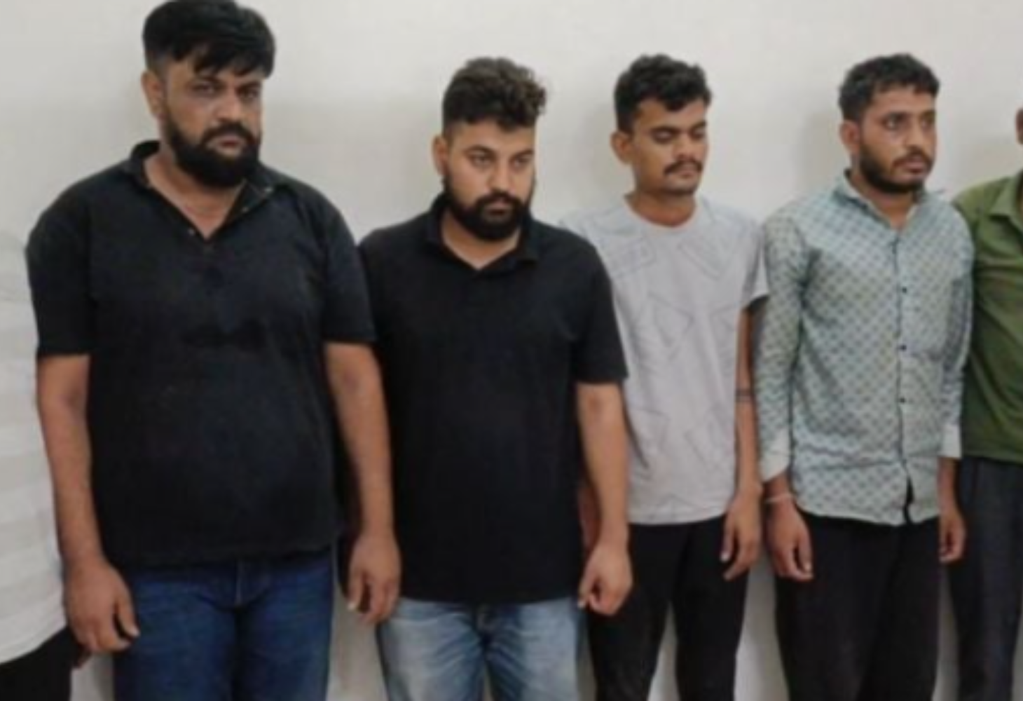 જામનગરમાં નકલી દારૂ બનાવતી ફેક્ટરી ઝડપાઈ, 6 લોકોની પોલીસે કરી ધરપકડ!