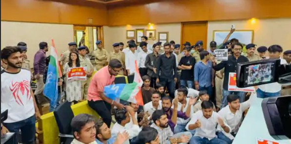 ગુજરાત યુનિવર્સિટીએ ફિ વધારો કરતા NSUI એ કર્યો વિરોધ