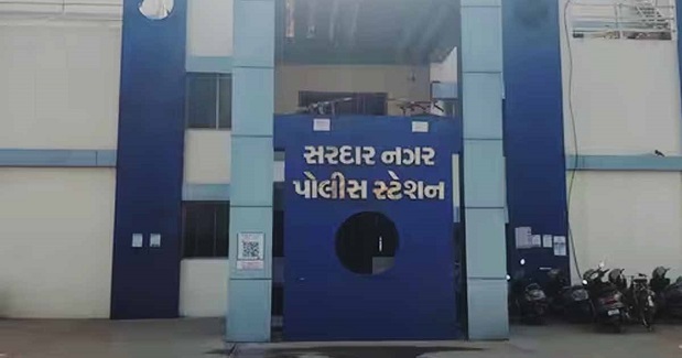 અમદાવાદમાં ખુલ્લી તલવાર સાથે એક યુવકની પોલીસને ધમકી
