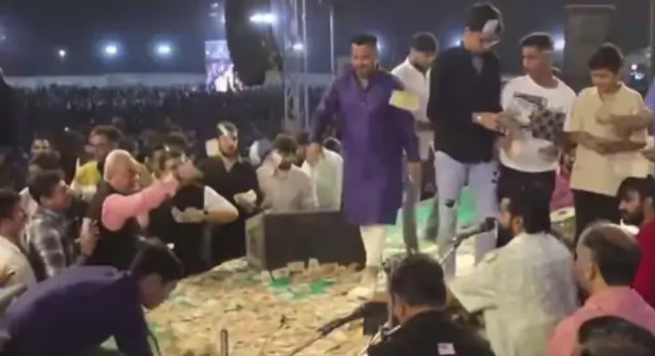 દેવાયત ખવડના ડાયરામાં સ્ટેજ થયુ ધડામ