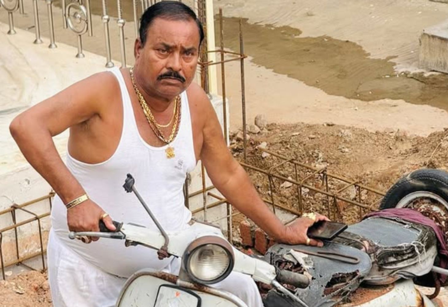 જિજ્ઞેશ કવિરાજના પિતાએ 'લકી સ્કૂટર'ને આપી સમાધિ