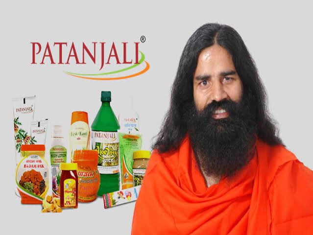 "વિવાદ ફાટી નીકળ્યો: સમર્પિત સ્ટોર્સમાં કાઉન્ટરો પર વેચાતી 14 પ્રતિબંધિત પતંજલિ પ્રોડક્ટ્સ મળી"