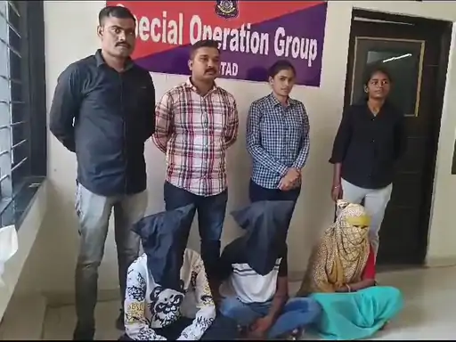 સ્ત્રીને હથિયાર બનાવી ખંડણી માંગતા ત્રણને બોટાદ પોલીસે પકડી  પાડ્યા, બે નાસી ગયા