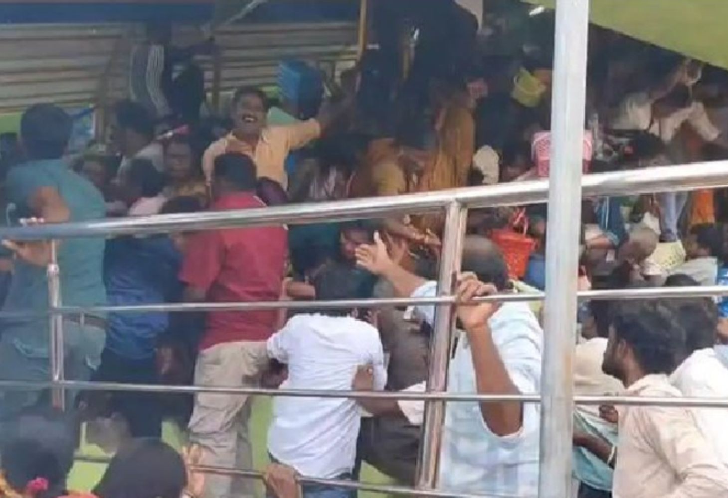 વેંકટેશ્વર સ્વામી મંદિરમાં નાસભાગ, 10ના મોત
