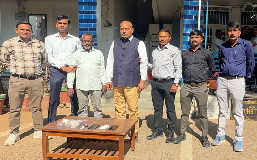 દર્દી બની ડૉક્ટરના ક્લિનિકમાંથી 5 લાખની ચોરી