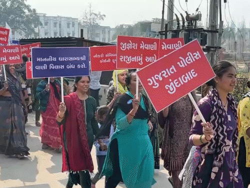 જિગ્નેશ મેવાણીની જાહેરમાં પોલીસને ધમકી ભારે પડી