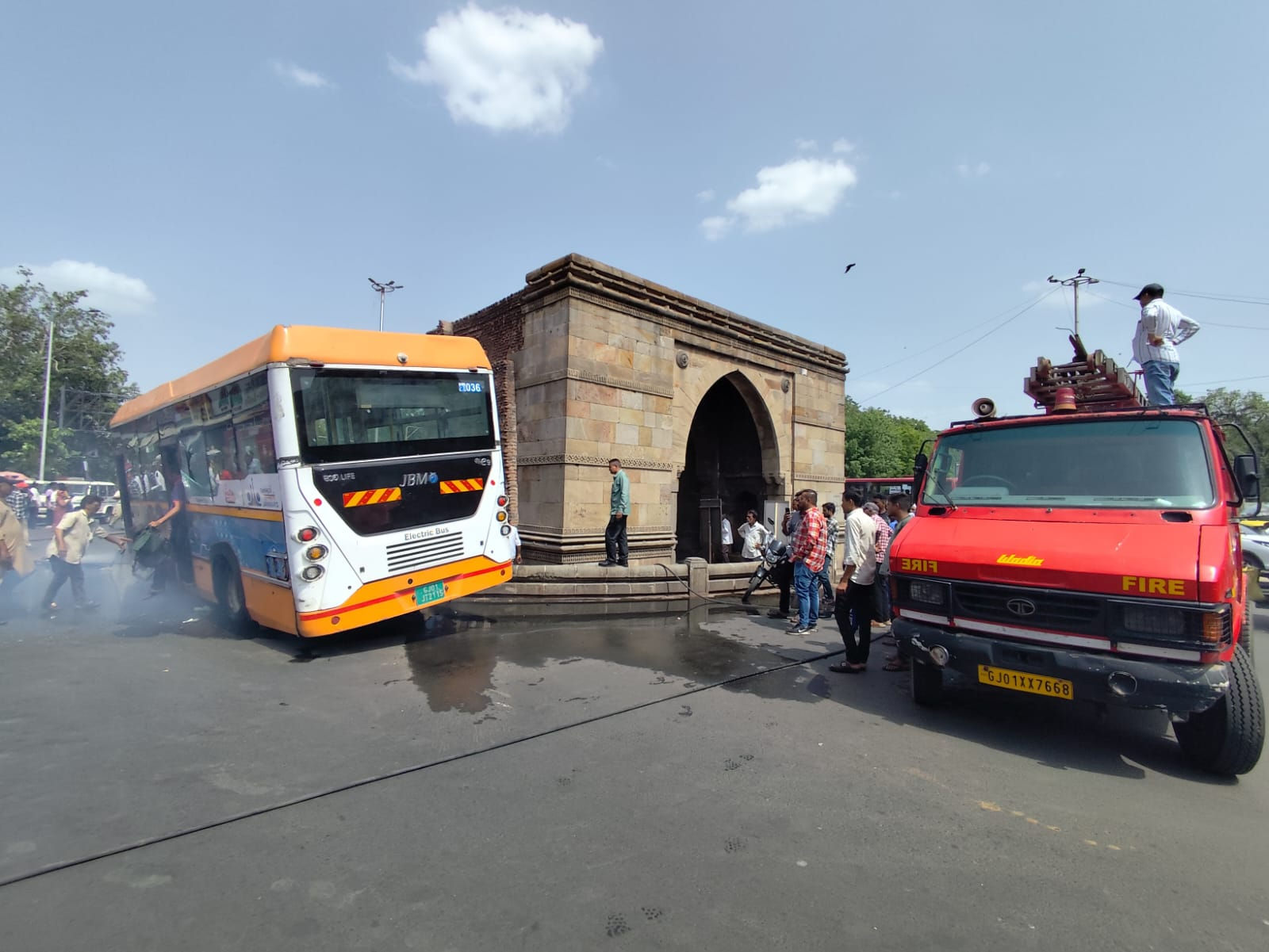 અમદાવાદ | ઐતિહાસિક આસ્ટોડિયા દરવાજા પાસે BRTS બસ દીવાલ સાથે અથડાઈ, બેટરી ફાટતા આગ લાગી