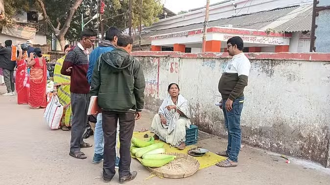 બિહારના ડેપ્યુટી મેયર ચિંતા દેવી રોડ કિનારે શાકભાજી વેચી