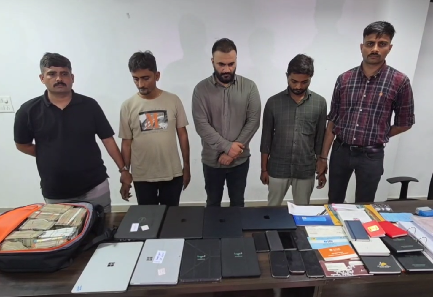 Surat: 335 કરોડનું શેરબજાર અને ફોરેક્સ રેકેટ ઝડપાયું: દુબઈથી ચાલતું હતું કૌભાંડ
