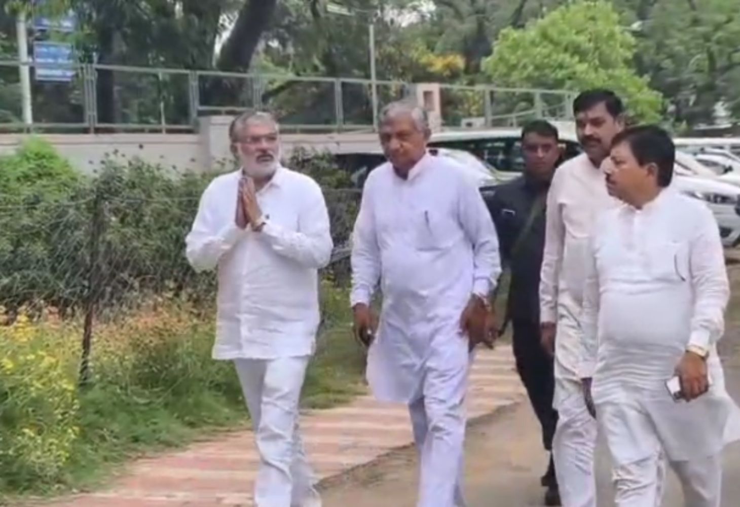 વિજય રૂપાણીના નિધનથી રાજકીય શોક, ગાંધીનગર નિવાસે નેતાઓની ભીડ, રાજકોટમાં કરાશે અંતિમવિધિ