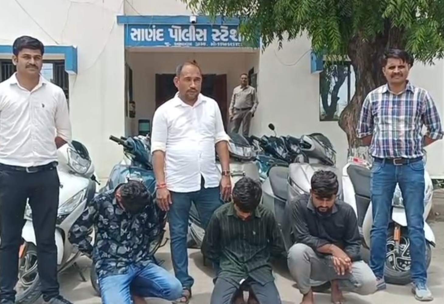 Ahmedabad: TVS શોરૂમમાંથી 17 જ્યુપિટર સ્કૂટરની ચોરી કરનાર ત્રણ ઝડપાયા!
