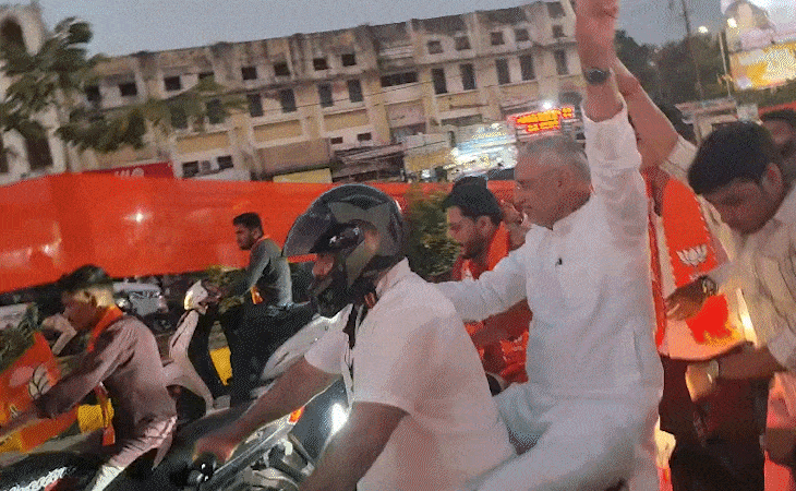 બાઈક પર બેસી સમારોહમાં આવ્યા ભાજપ પ્રદેશ પ્રમુખ