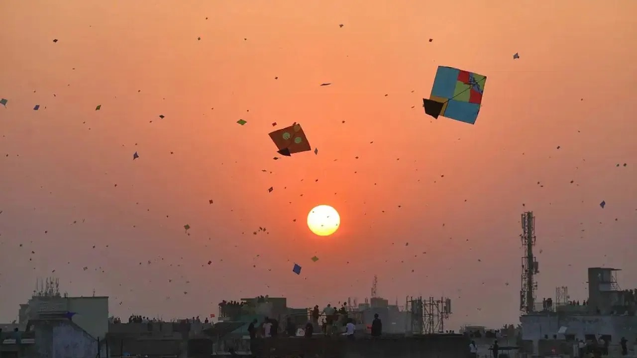 પવન સારો રહેતા પતંગબાજો વચ્ચે આકાશી યુદ્ધ જામ્યું