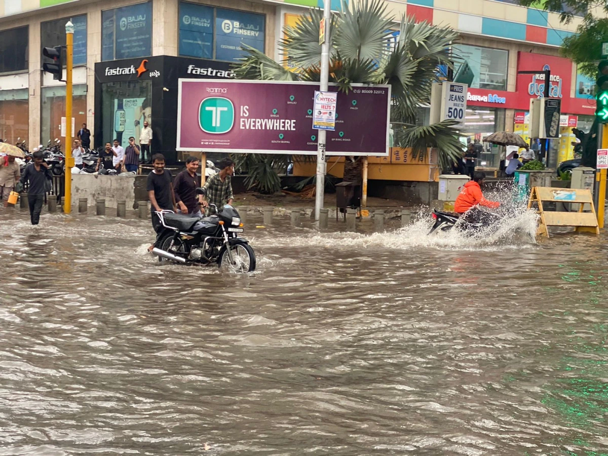 ગુજરાતના દક્ષિણ અને સૌરાષ્ટ્ર વિસ્તારમાં કેટલાક દિવસોથી ભારે વરસાદ