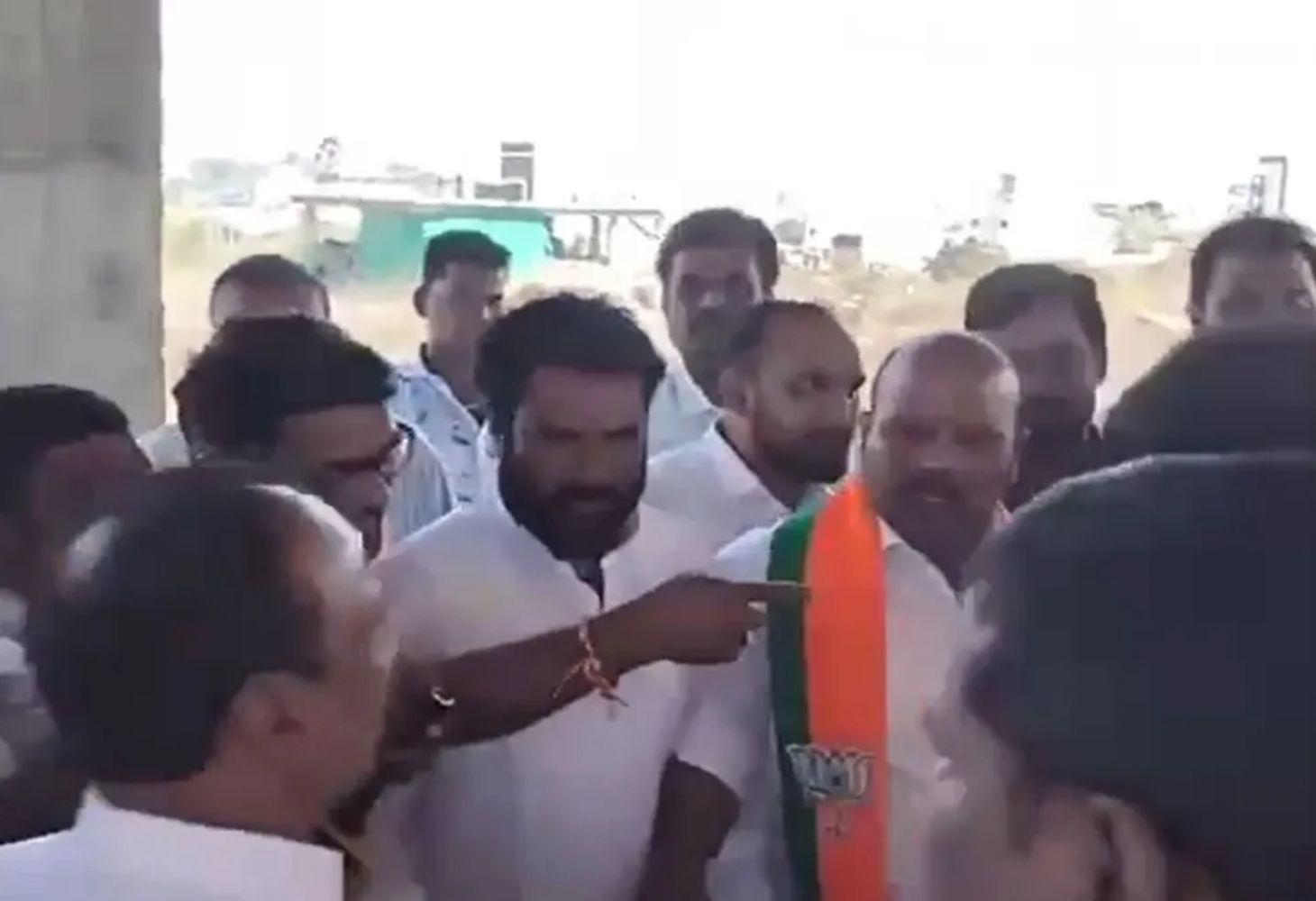 BJP સાંસદ Eatala Rajendar એ એક વ્યક્તિને માર માર્યો, વિવાદ છેડાયો