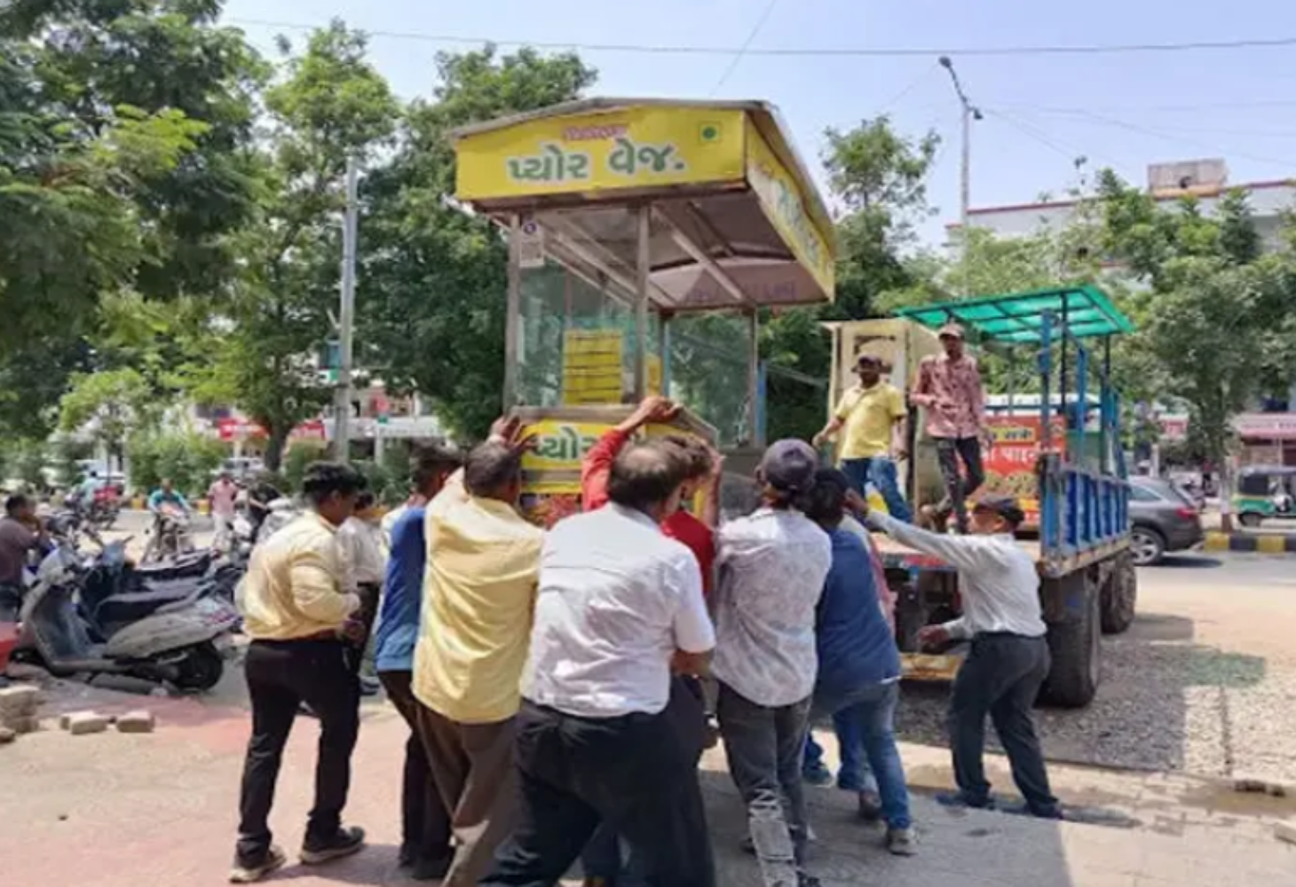 VADODARA : વિમાન દુર્ઘટનામાં મરણ પામનાર કલ્પનાબેનના ઘર પાસેના દબાણ દૂર કરાયા
