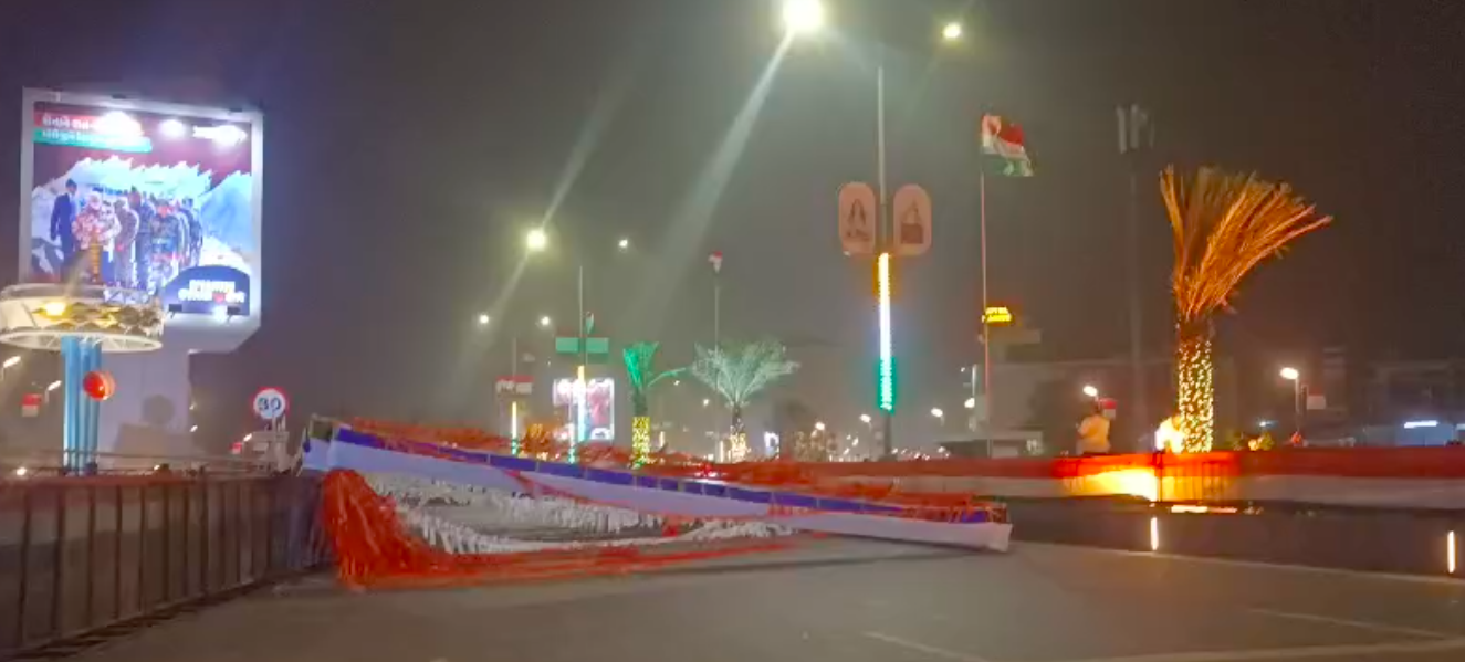 અમદાવાદ-વડોદરામાં વાવાઝોડાની સ્થિતિ, ત્રણ ફ્લાઈટ ડાયવર્ટ
