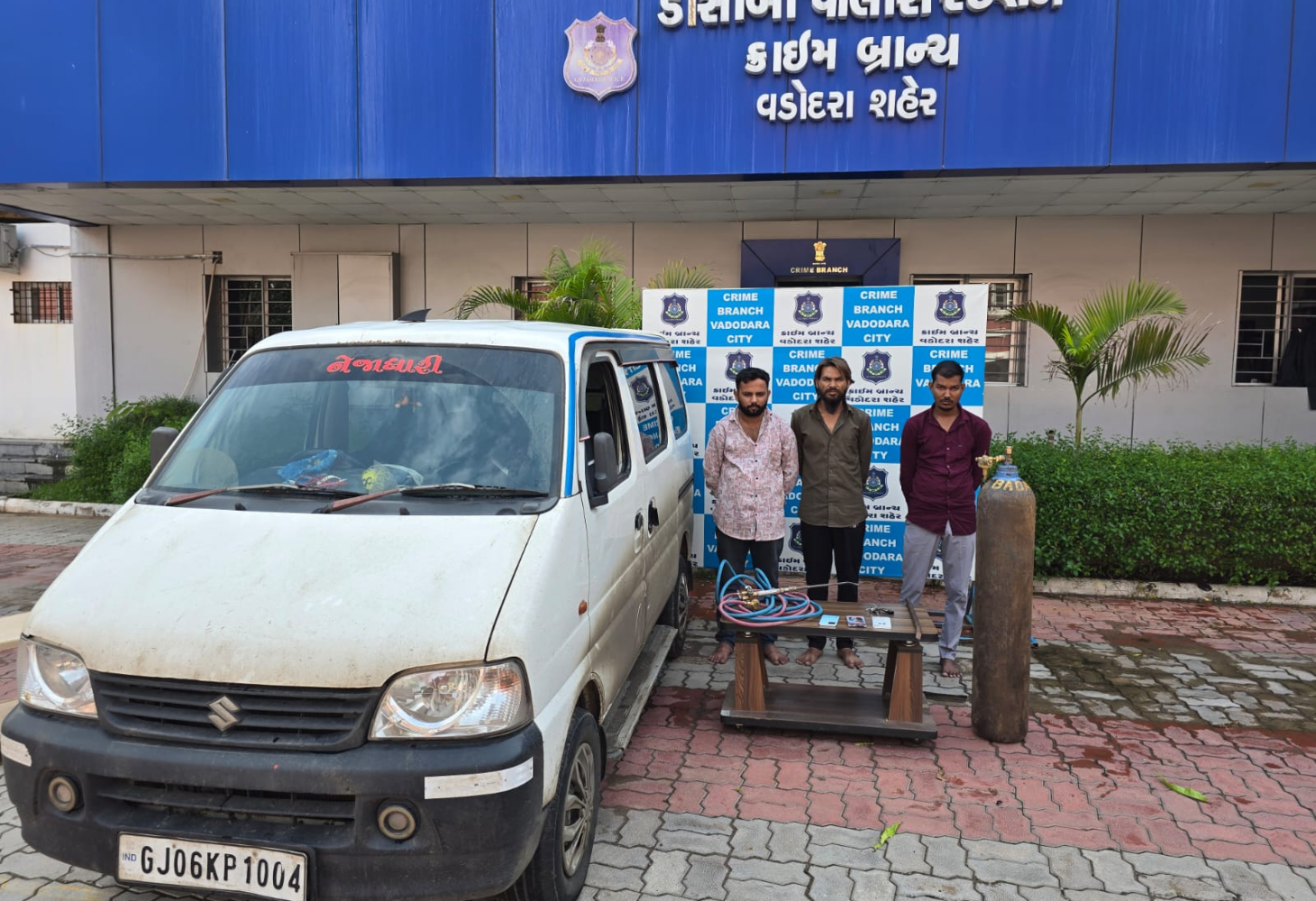 VADODARA :  પૈસાની જરુર છે, ચાલો એટીએમ તોડીએ અને પછી.....