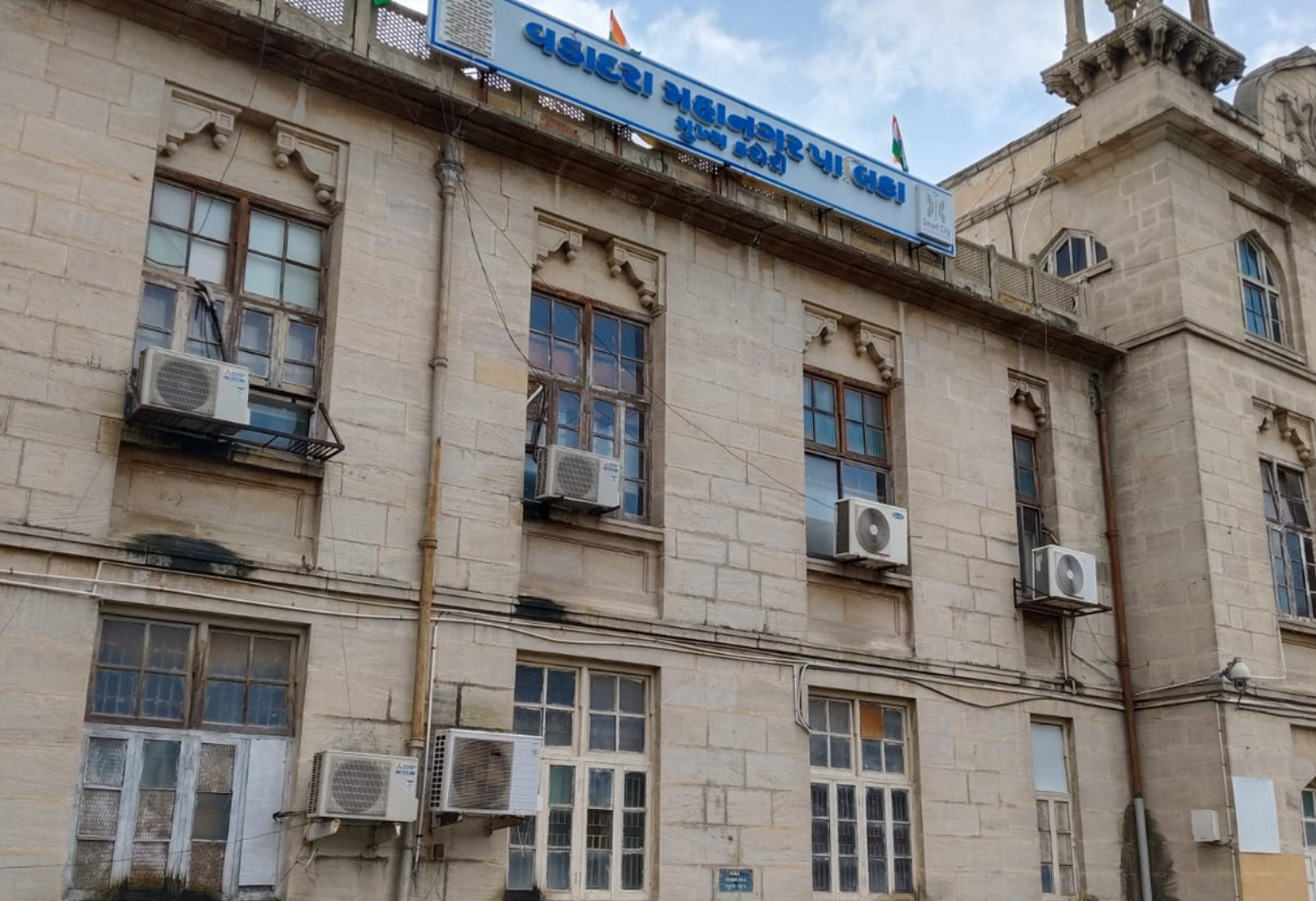 VADODARA :  શહેરમાં ચાલતી બહુમાળી ઈમારતોના બાંધકામ માટે 26 બિલ્ડરોને નોટિસ