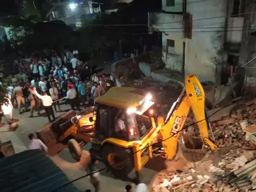 ભાવનગરમાં ત્રણ માળનું મકાન ધરાશાયી