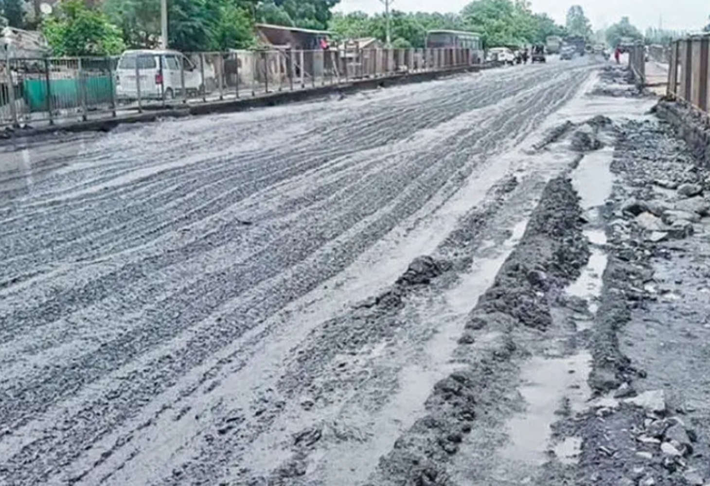 Bharuch: આમોદના નેશનલ હાઈવે 64 પર ભ્રષ્ટાચારનો પર્દાફાશ,10 કરોડના ખર્ચે બનેલો રોડ પહેલા વરસાદે ધોવાયો!