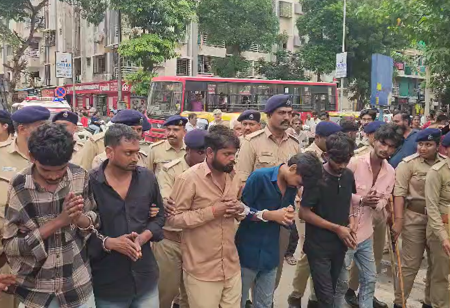 Ahmedabad: બલોલ નગરમાં અસામાજિક તત્વોનો આતંક: પોલીસે કાઢ્યો વરઘોડો