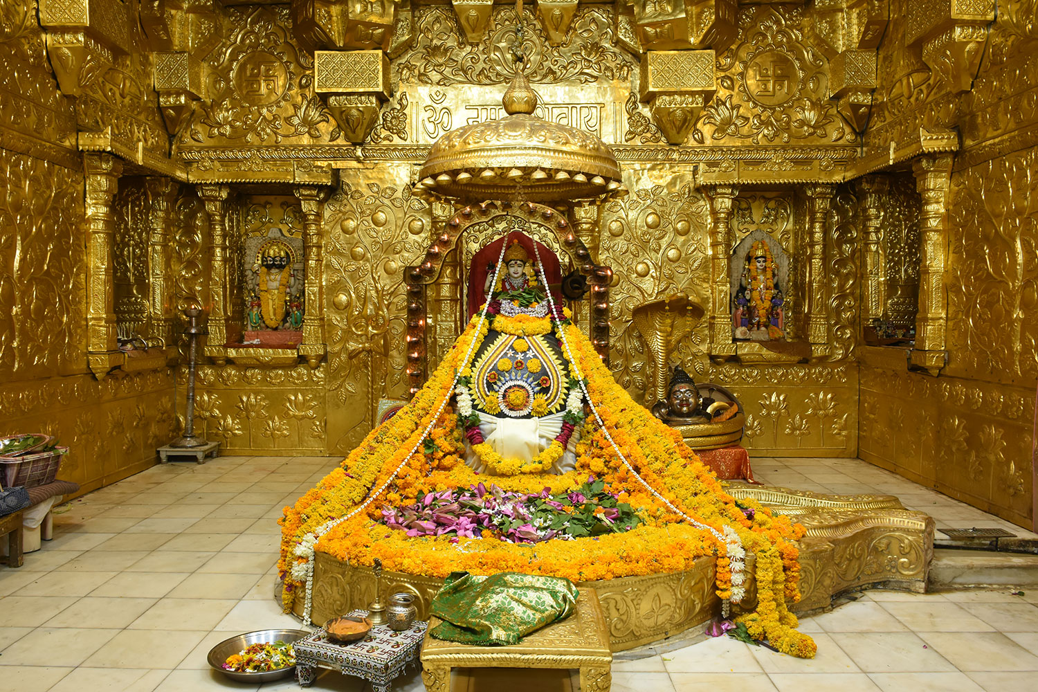 સોમનાથ મંદિર માત્ર 25 રૂપિયામાં ભક્તોને રૂદ્રાક્ષ અને ભસ્મ આપે છે