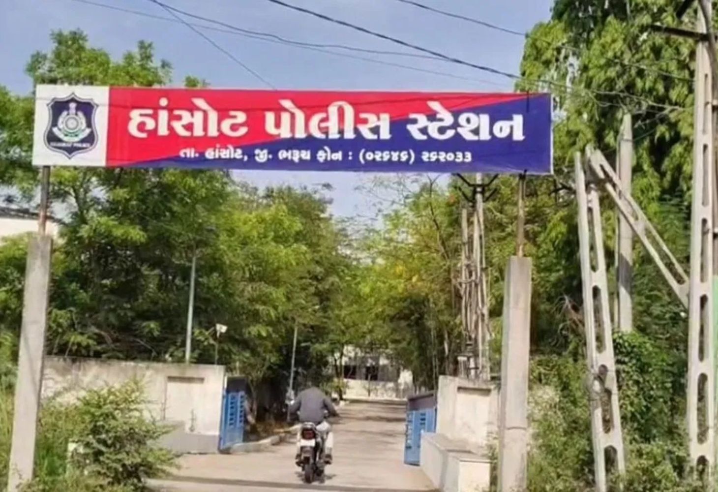 હાંસોટમાં દારૂની મહેફિલ માણતા પોલીસકર્મીઓ સહિત 7 વિરુદ્ધ ગુનો નોંધાયો, વીડિયો વાયરલ
