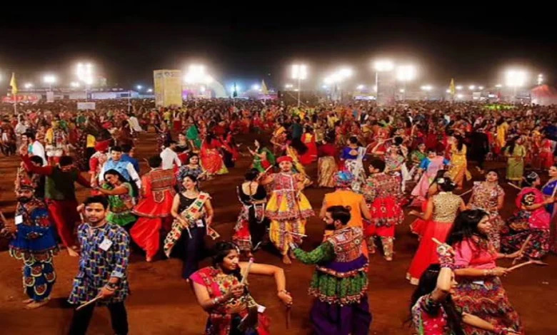 ગુજરાત: શી ટીમ ગરબા રમવામાં મસ્ત!