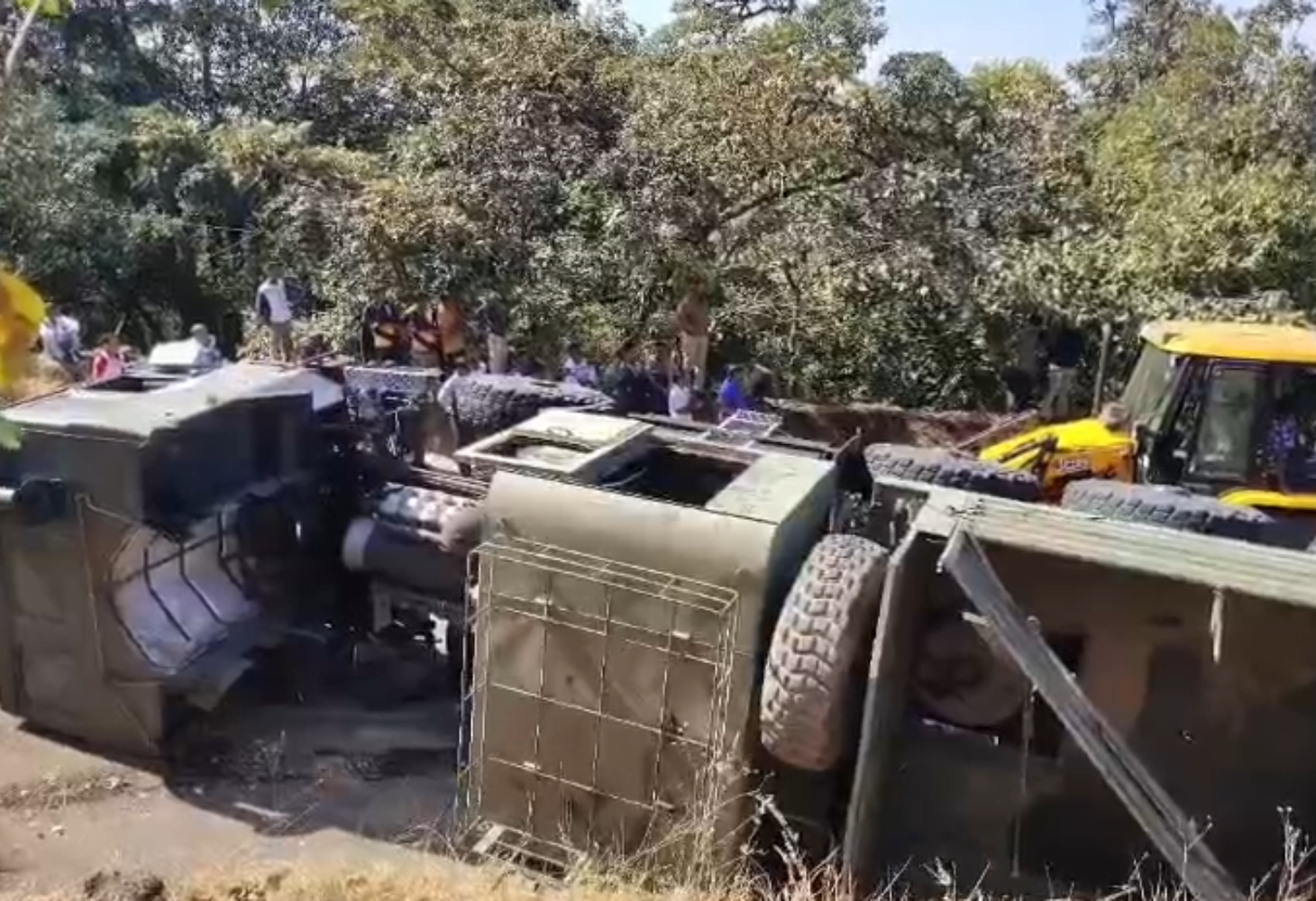 સાપુતારા ઘાટમાં ભારતીય સેનાની ટ્રક પલટી