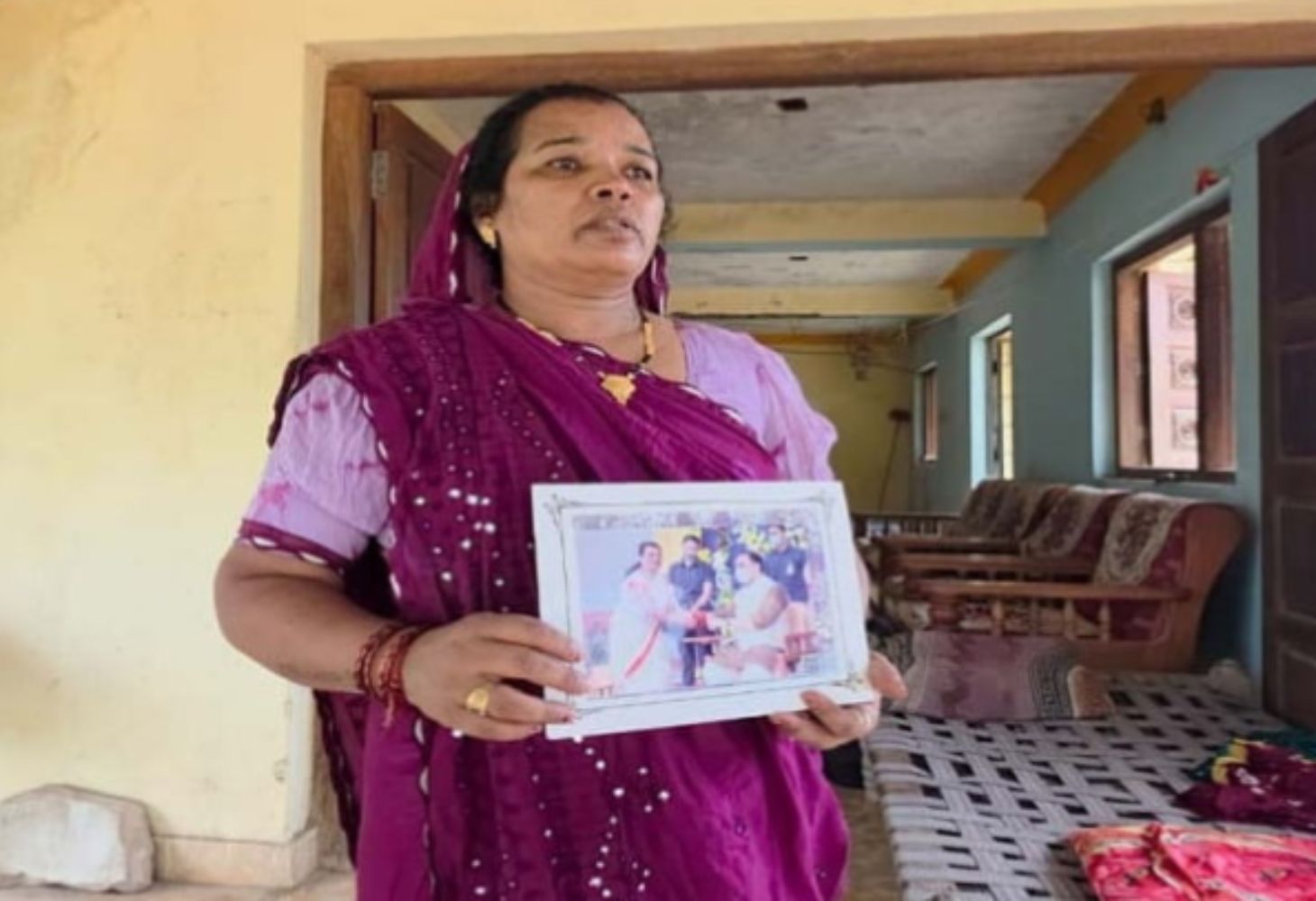 વિજય રૂપાણીને યાદ કરી આદિવાસી મહિલા થઈ ભાવુક, 'મારા માટે તેઓ મોટાભાઈ હતા'