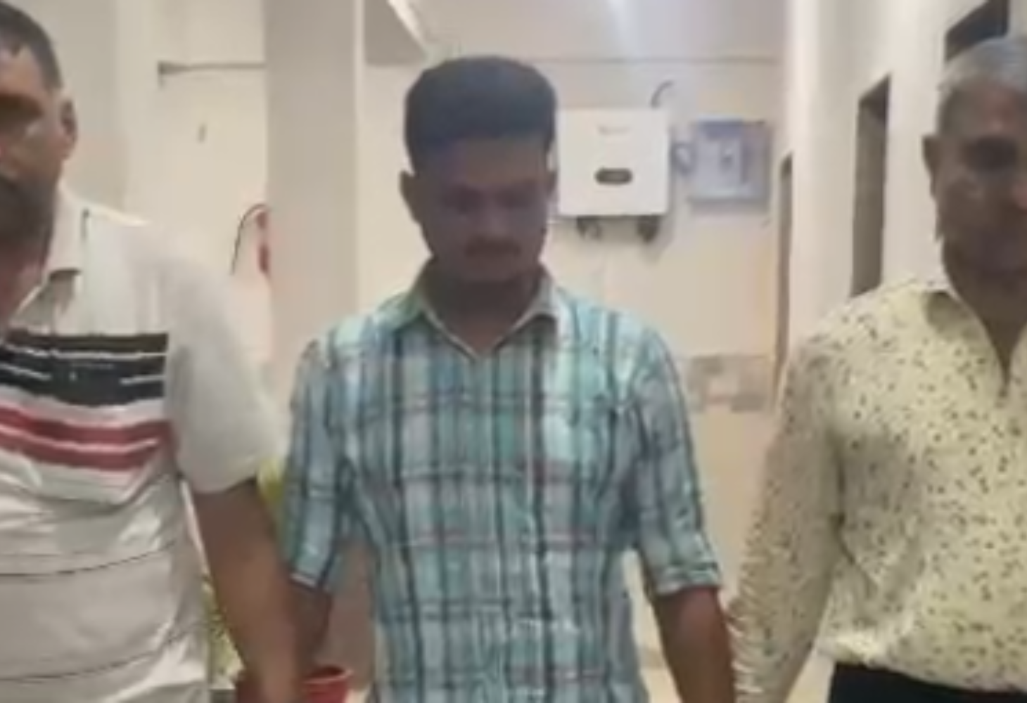 ભ્રષ્ટાચારનો પર્દાફાશ: વહીવટદાર ₹1લાખની લાંચ લેતા ACBના રંગેહાથ ઝડપાયો!