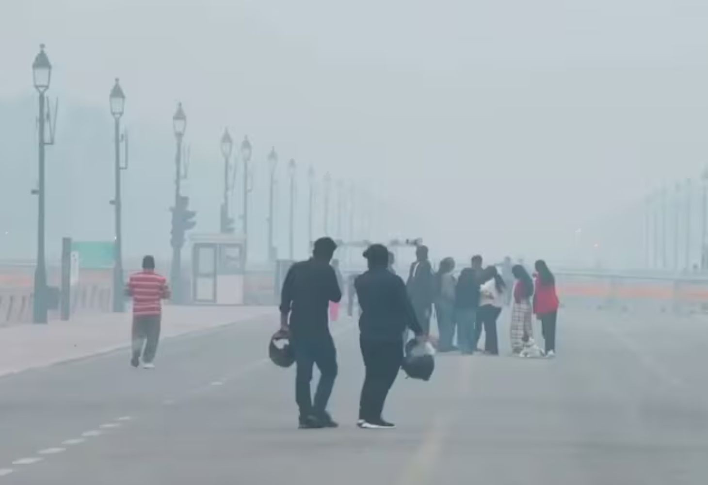 દિલ્હીની સવાર: ફટાકડા પછી હવામાં ઝેર, AQI ખરાબ