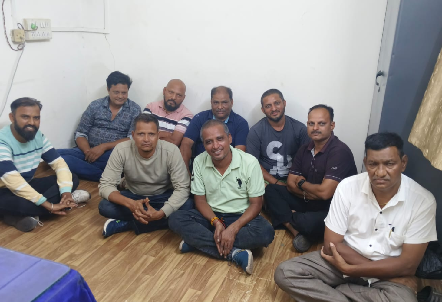 VADODARA:  પાડો ફોટો...મહેફિલ માણતા શખ્સોનો સંદેશ..હસતા રહેવું