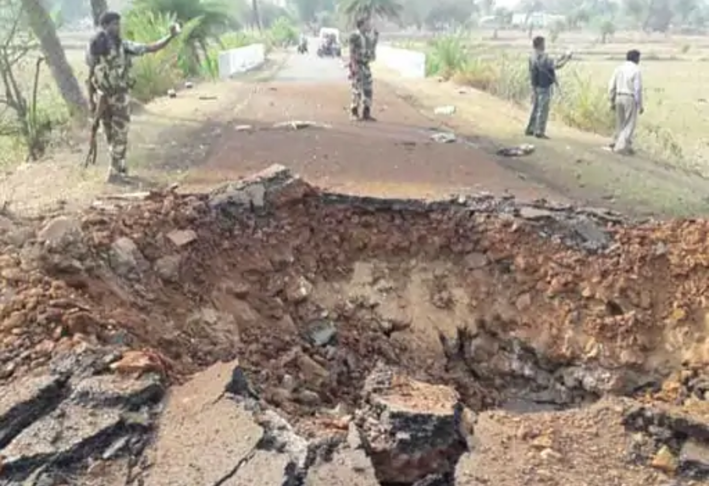 છત્તીસગઢમાં નક્સલી હુમલો, 8 જવાનો સહિત 9 શહીદ