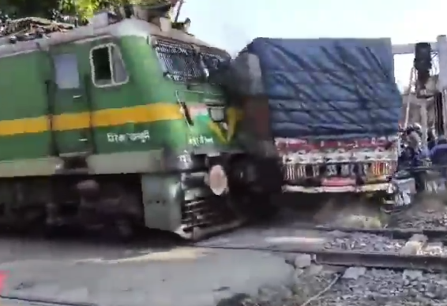 ઝારખંડમાં ટ્રેન અને ટ્રક વચ્ચે ભીષણ ટક્કર