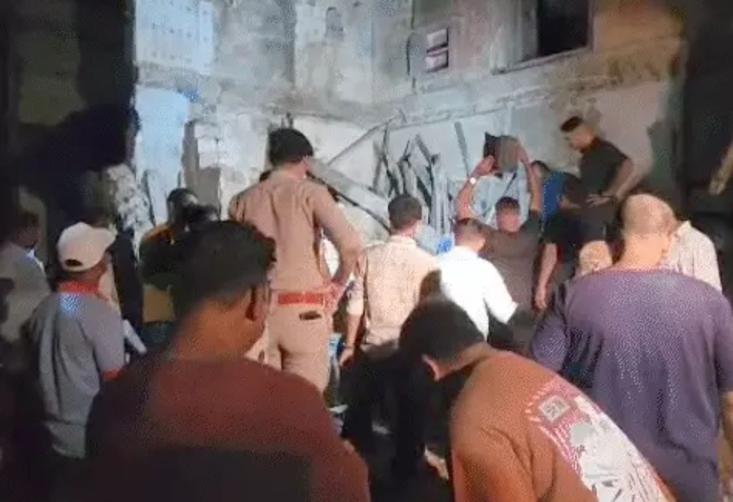 વેરાવળમાં 80 વર્ષ જૂનું મકાન પડ્યું, 3નાં મોત