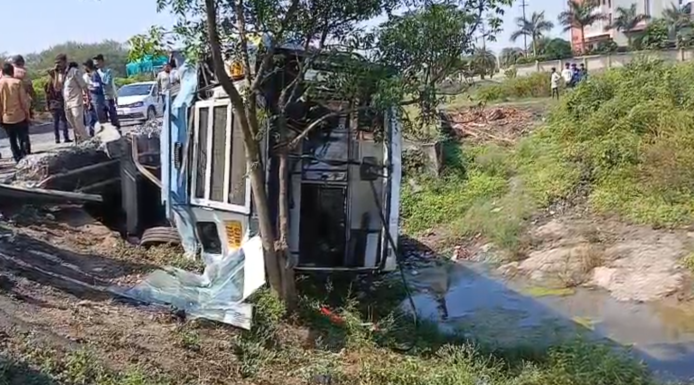 ડ્રાઈવરને ચક્કર આવતાં ST બસ પુલ પરથી નીચે ખાબકી