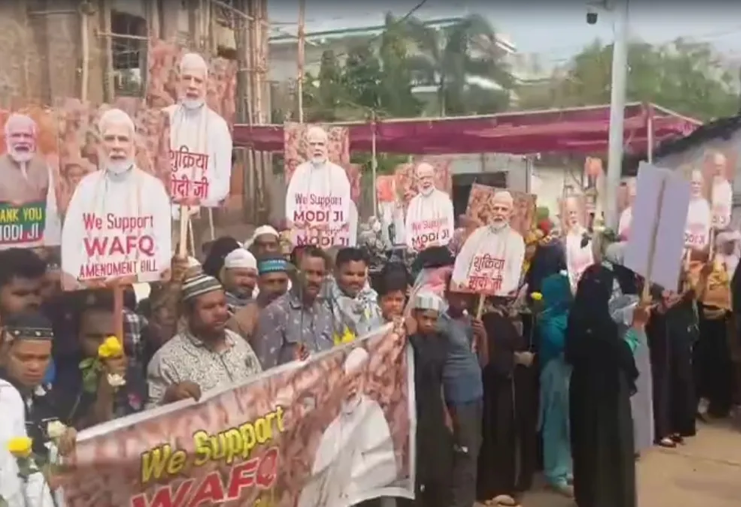 વક્ફ બિલના સમર્થનમાં મુસ્લિમ મહિલાઓ, 'Thank You Modi Ji’' ના પોસ્ટર લહેરાવ્યા