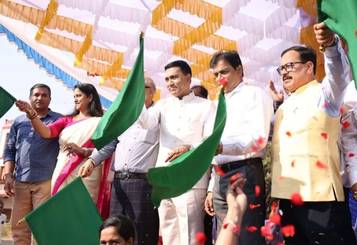 Goa થી સીધા મહાકુંભ, CM પ્રમોદ સાવંતે પ્રયાગરાજ સ્પેશિયલ ટ્રેનને લીલી ઝંડી આપી