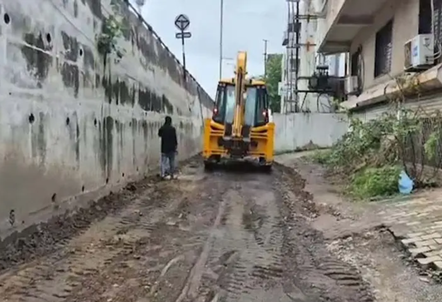 Vadodara: જેતલપુર ઓવરબ્રિજનો સર્વિસ રોડ ઉબડખાબડ થતાં હાલાકી,અંતે કોર્પોરેશન તંત્ર જાગ્યું!