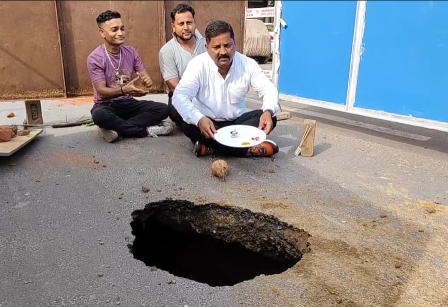 વડોદરાના અકોટામાં પડ્યો 21 મો ભૂવો, સામાજિક કાર્યકરે આરતી કરી નોંધાવ્યો અનોખો વિરોધ