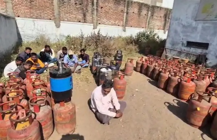 વડોદરા પાસેથી ગેસ રિફિલિંગ કૌભાંડ ઝડપાયું